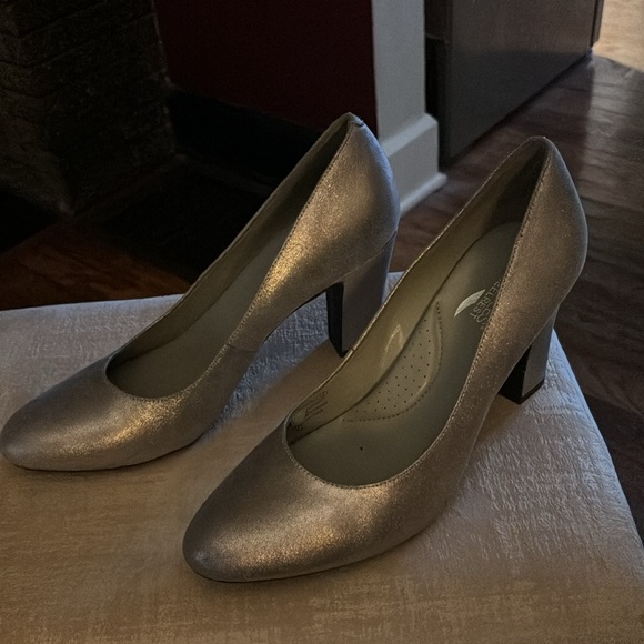 Silver leather Aerosole heels size 11 - Picture 2 of 5